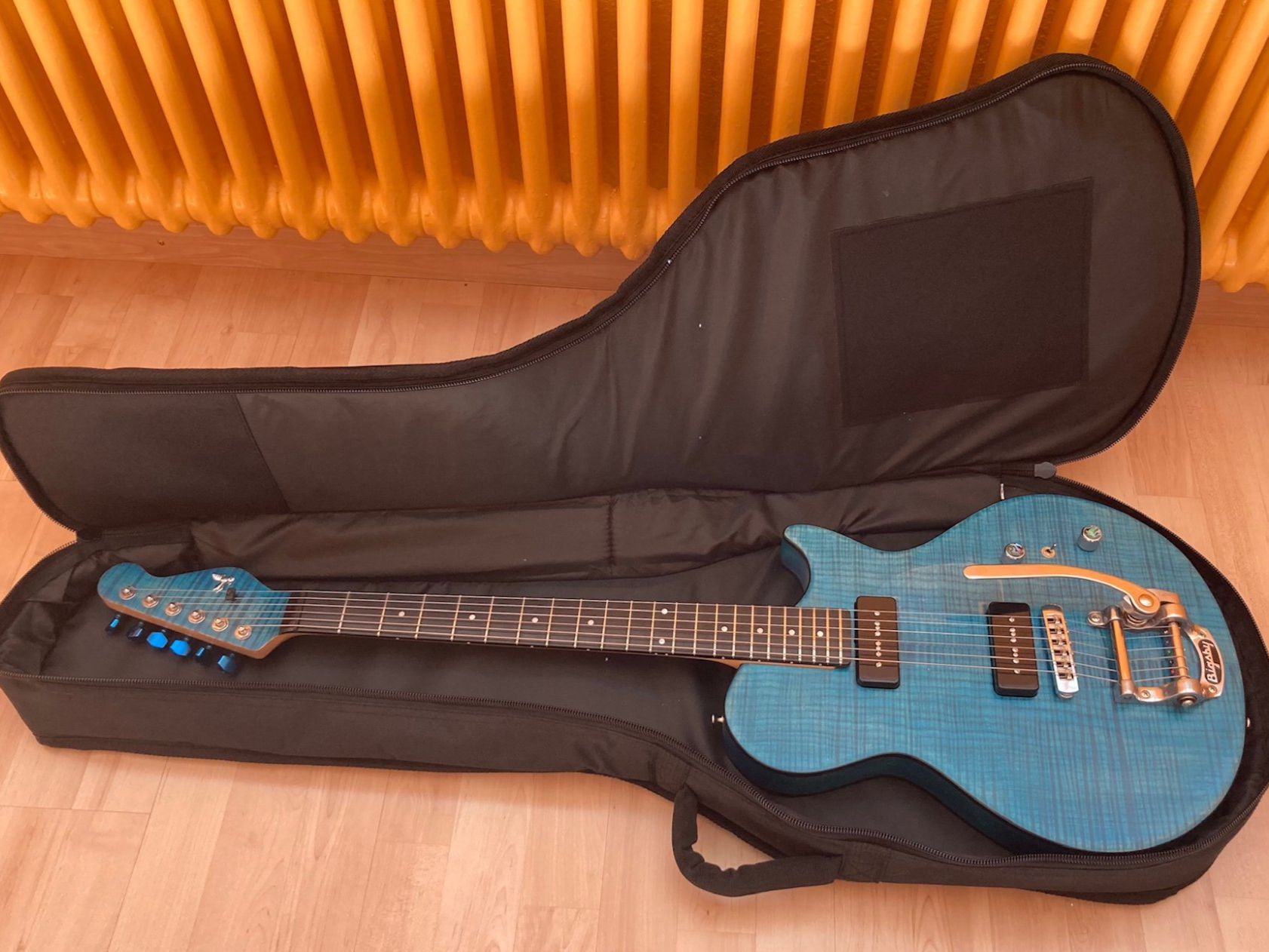 Musikinstrumente: Custom E-Gitarre mit Bigsby – Neu (gemäss Beschreibung) aus Faulensee von Musicman71