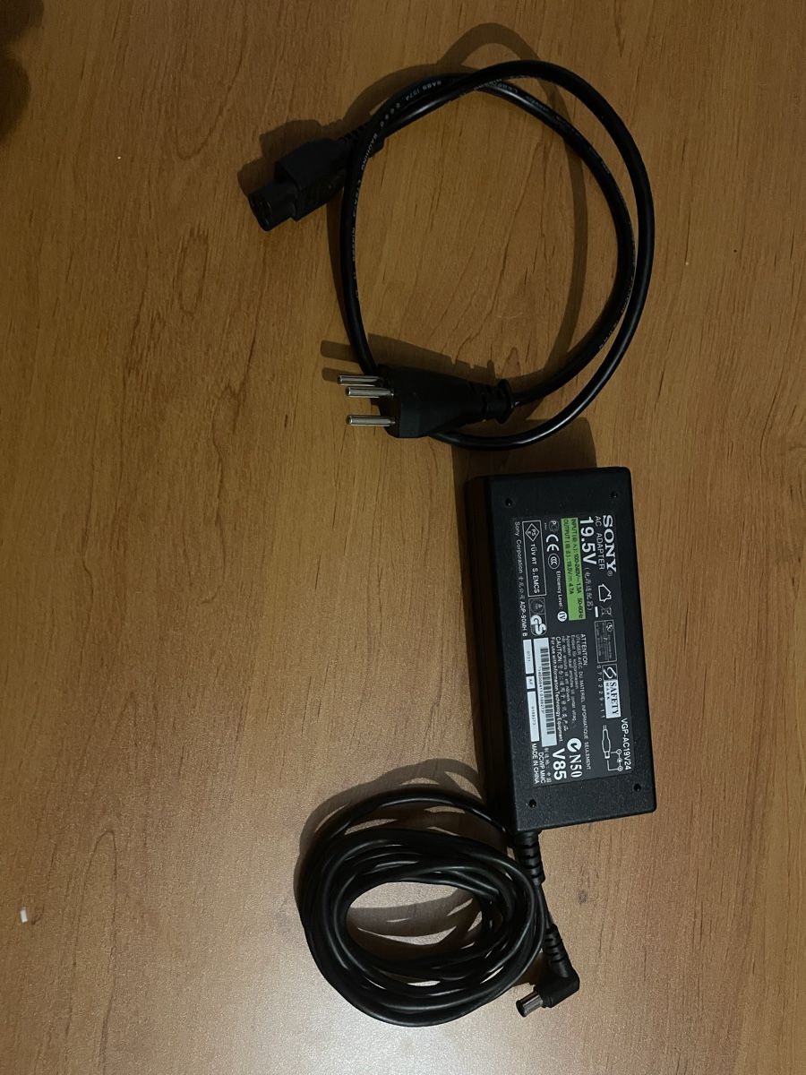 Sony Caricabatterie: Chargeur Sony – Nuovo (secondo la descrizione) da Thônex venduto da kar_kh5d