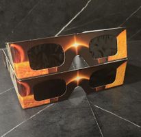 Deux paires de lunettes d’éclipse solaire