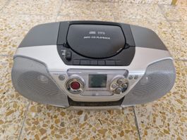 Radio tragbarer CD-Player mit Kassettendeck. FM Radio