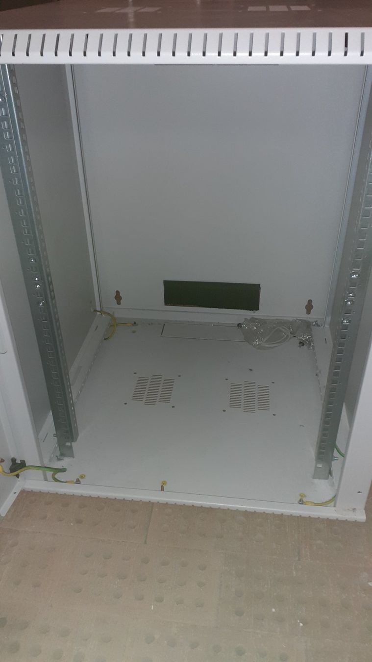 Racks & Ständer: Serverrack weiss Türe Glas – Neu (gemäss Beschreibung) aus Möhlin von Marderli 1