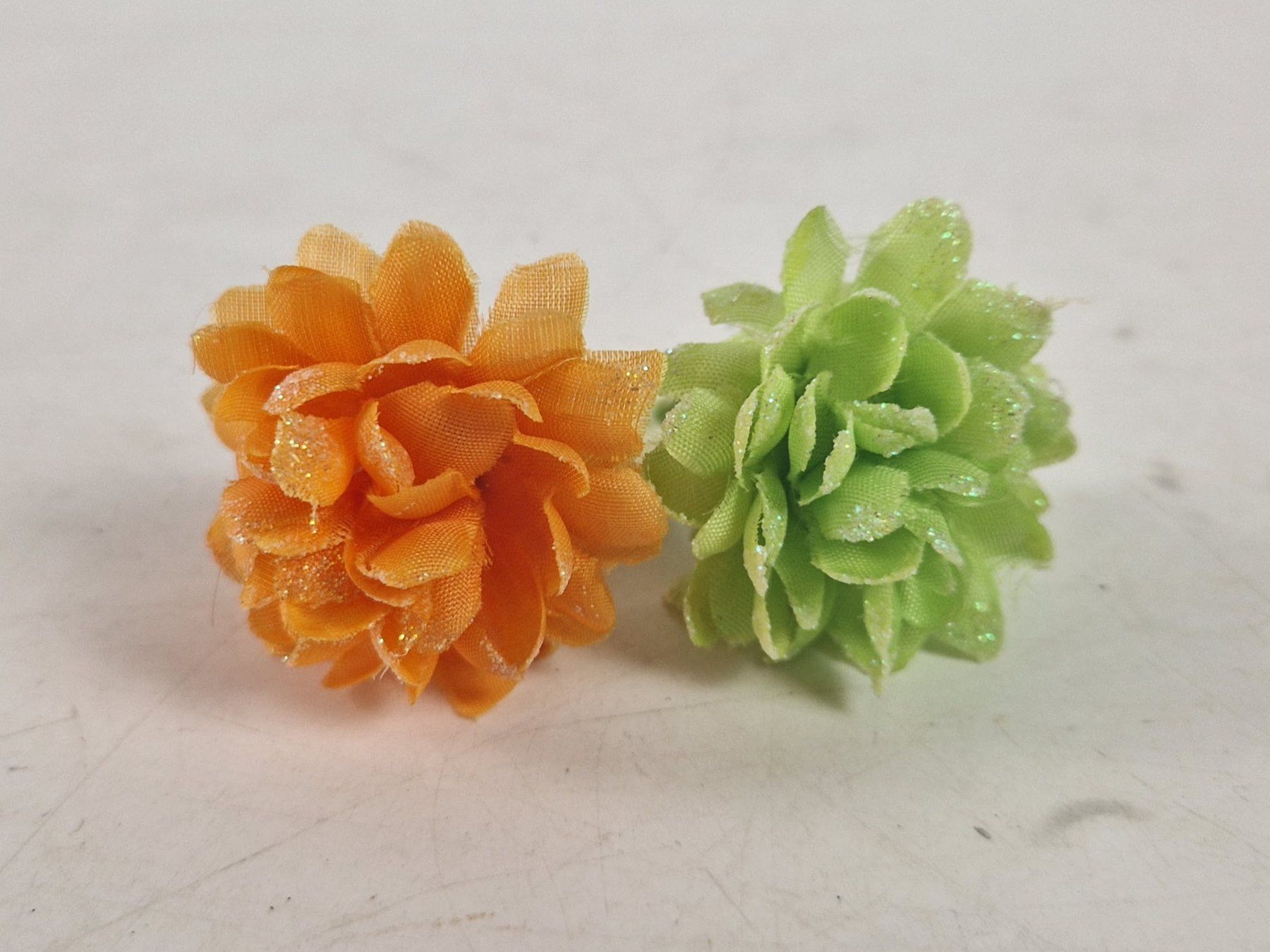 Haarschmuck: 2er-Set dekorative Haargummis mit Blumen – Gebraucht aus Muhen von Restwert_Muhen 1