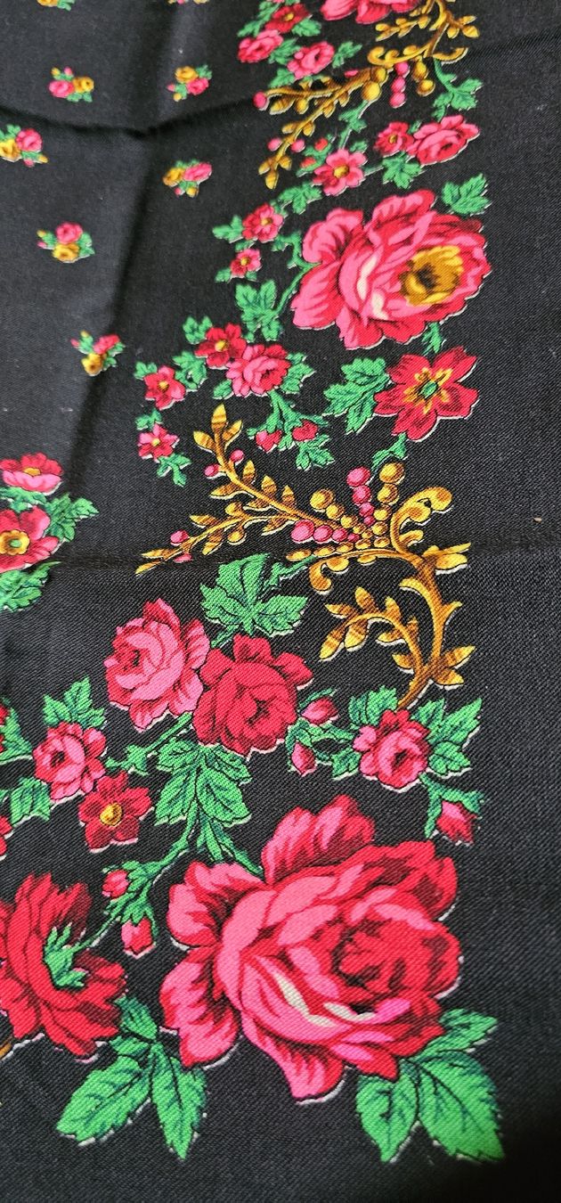 Stoffe: uraltes schwarzes Kopftuch mit Blumenmuster...vintage – Gebraucht aus Ferden von jemyce 1