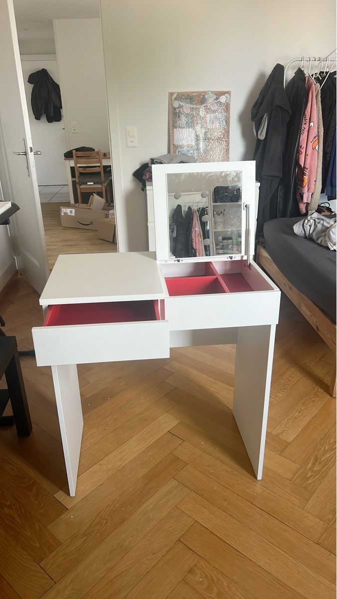 Ikea Tavoli da trucco: Schminktisch mit Spiegel weiss/rot – Usato da Bern venduto da Pec_ny72 1