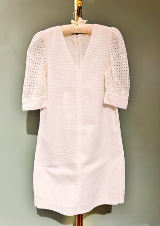 Weißes Baumwollkleid mit Lochspitze