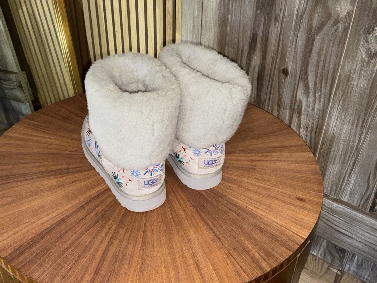 Ugg Scarpe da donna: UGG Boots Damen Grösse 38 gestickt neuwertig – Usato da Gams venduto da Minty888 2