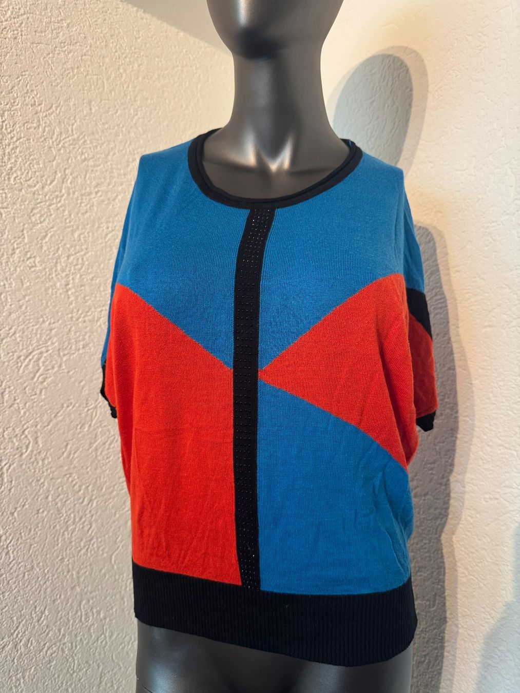 Maglioni & Felpe: Geometrischer Colorblock Pullover in Rot, Blau und Schwarz S – Usato da Frenkendorf venduto da Style365