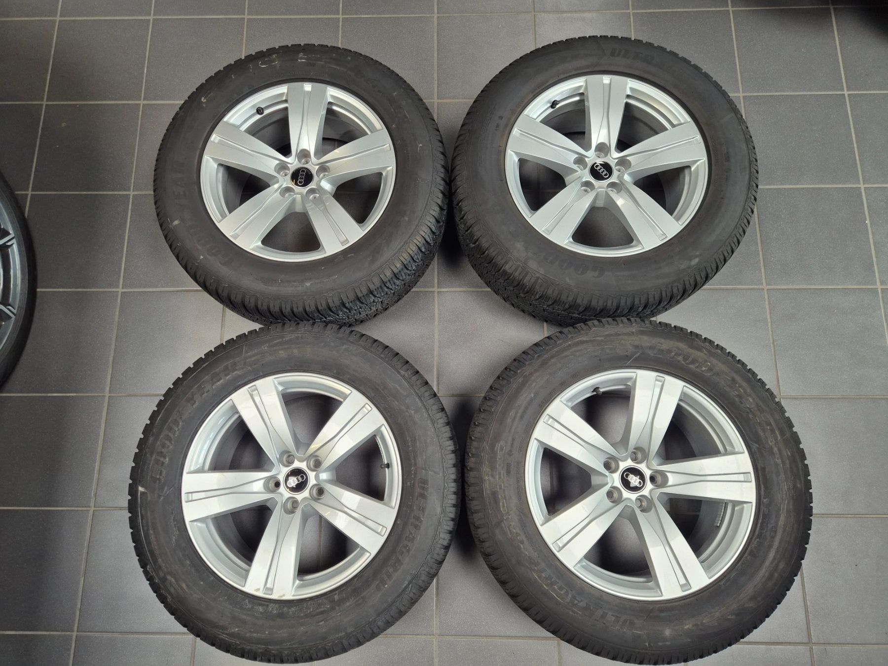 Audi Pneumatici & Ruote complete: Winterräder 18" Audi Q7 – Usato da Winterthur venduto da WEWi-Ersatzteile 1