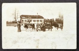 Bauernfamilie im Schnee mit Kuh und Schlitten Postkarte