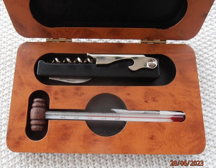 Sonstiges für Haushalt & Wohnen: "WEIN-THERMOMETER", mit Multi-Flaschenöffner – Neu (gemäss Beschreibung) aus Gossau SG von Roco1 2
