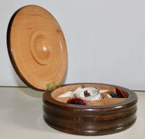Nähkästchen aus Holz rund mit Nähzubehör gebrauchter Zustand