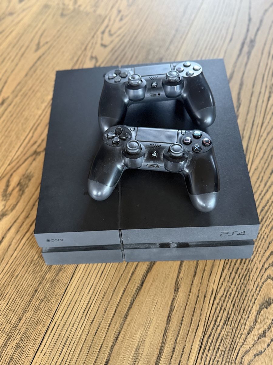 Sony Console: Sony Playstation 4 Konsole mit 2 Controller  – Usato da Therwil venduto da M.r.T 1