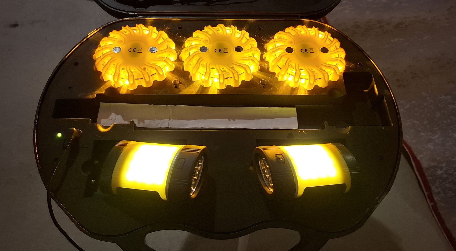 Lampade: Tomworker LED Warnleuchten Set mit Koffer, Out & Indoor! – Usato da Hüttikon venduto da eca_5zw9 2
