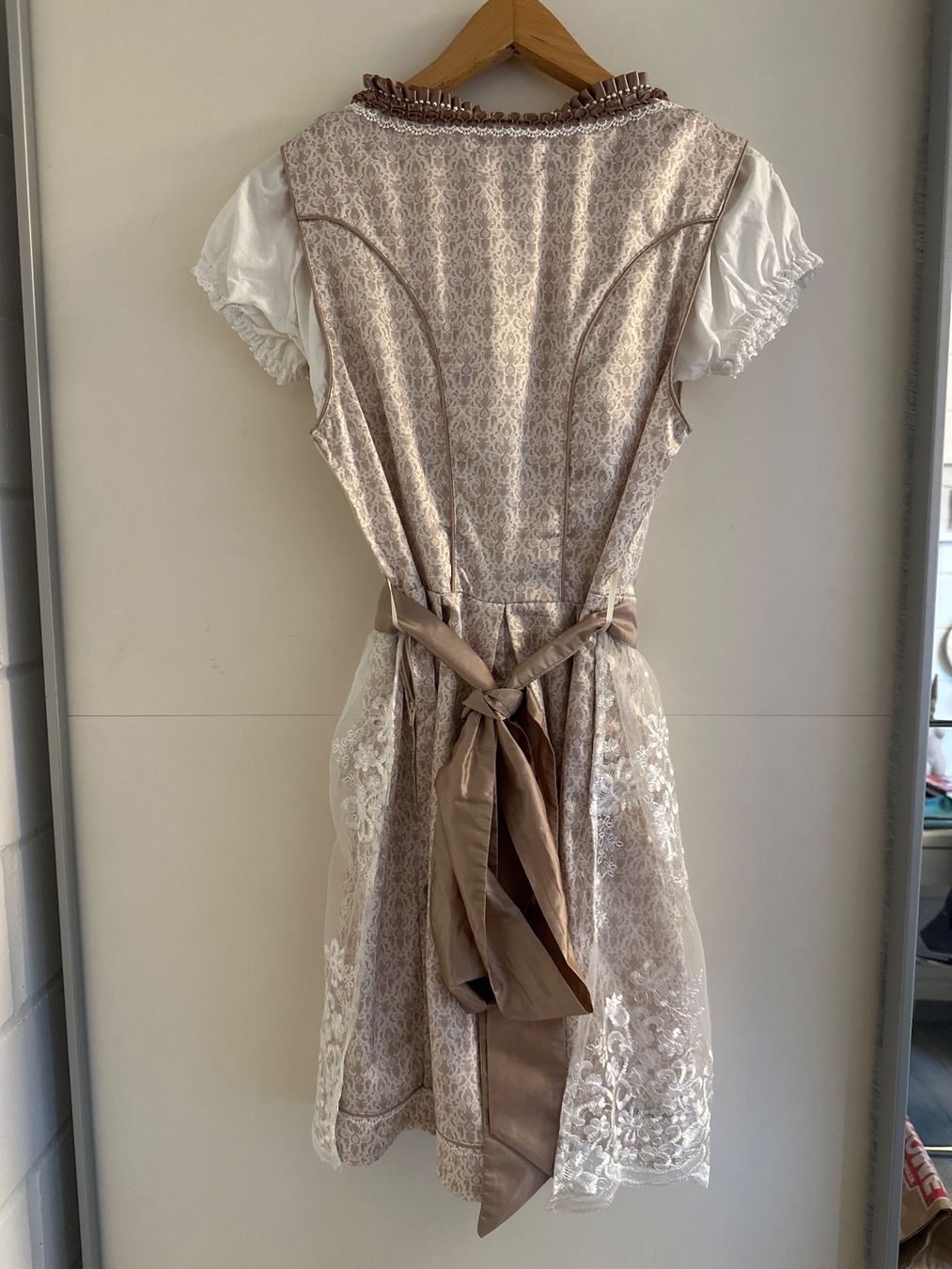 Robes: Dirndl Grösse 38 beige – D'occasion à Biel-Benken BL par doefi26 1