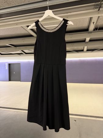 Schwarzes Kleid mit Steinchen am Ausschnitt
