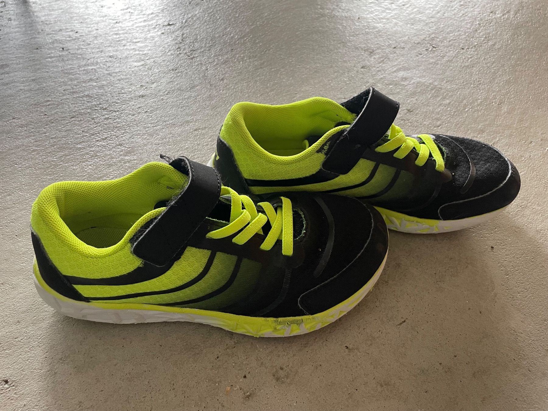 Chaussures garçon: Turnschuhe Grösse 33 – D'occasion à Ins par Smad 1