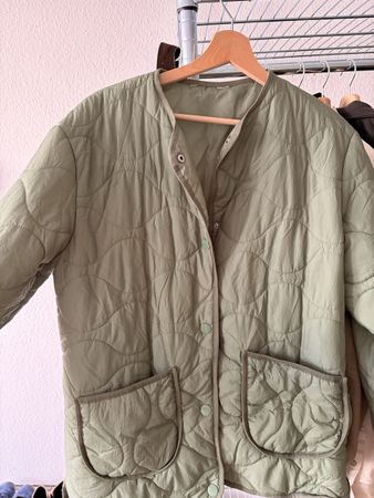 Gesteppte Jacke olivgrün mit Druckknöpfen guter Zustand