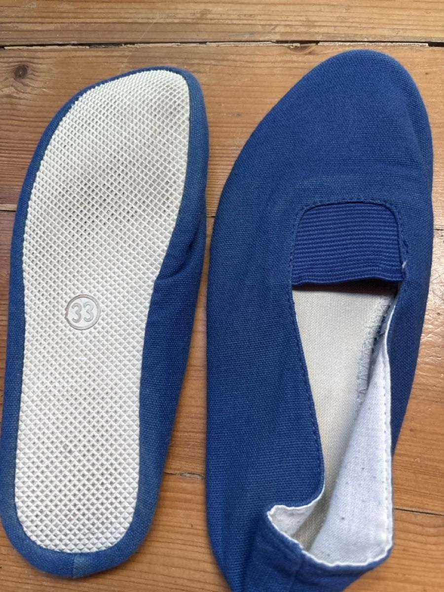 Herrenschuhe: Gymnastikschuh/Turnschläppchen blau Grösse 33, – Gebraucht aus Regensdorf von Piritatti 2