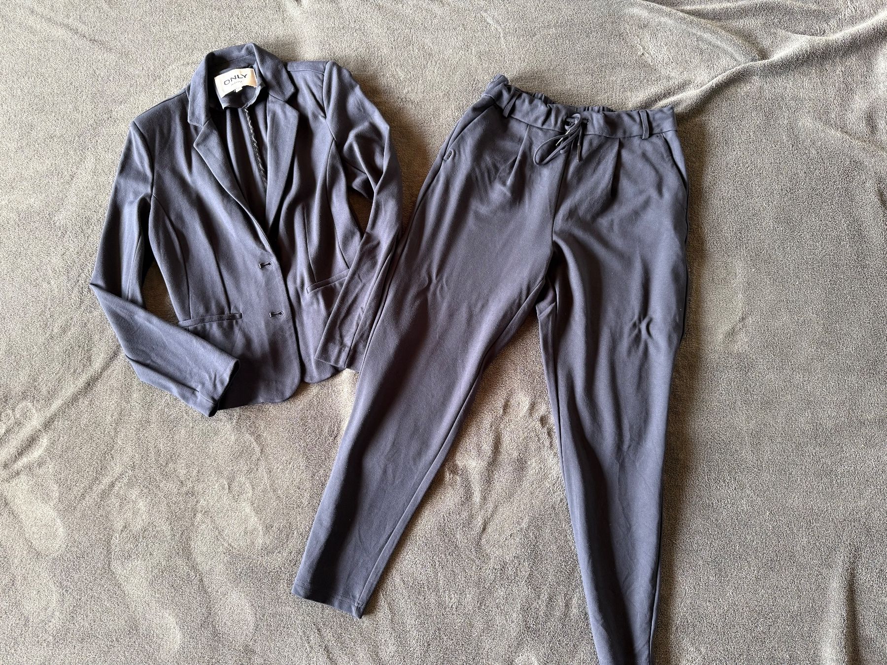 Anzüge & Kostüme: ONLY Blazer & Hose Set, Grösse M, Dunkelblau, Top Zustand... – Gebraucht aus Gamprin von haag15