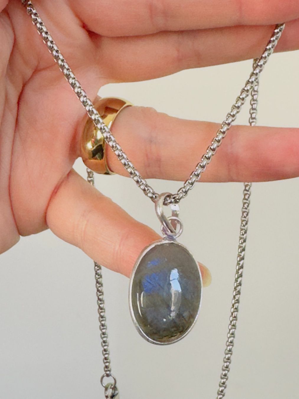 Ketten: Fashionable labradorite necklace – Neu und originalverpackt aus Genève von AGBERG 1