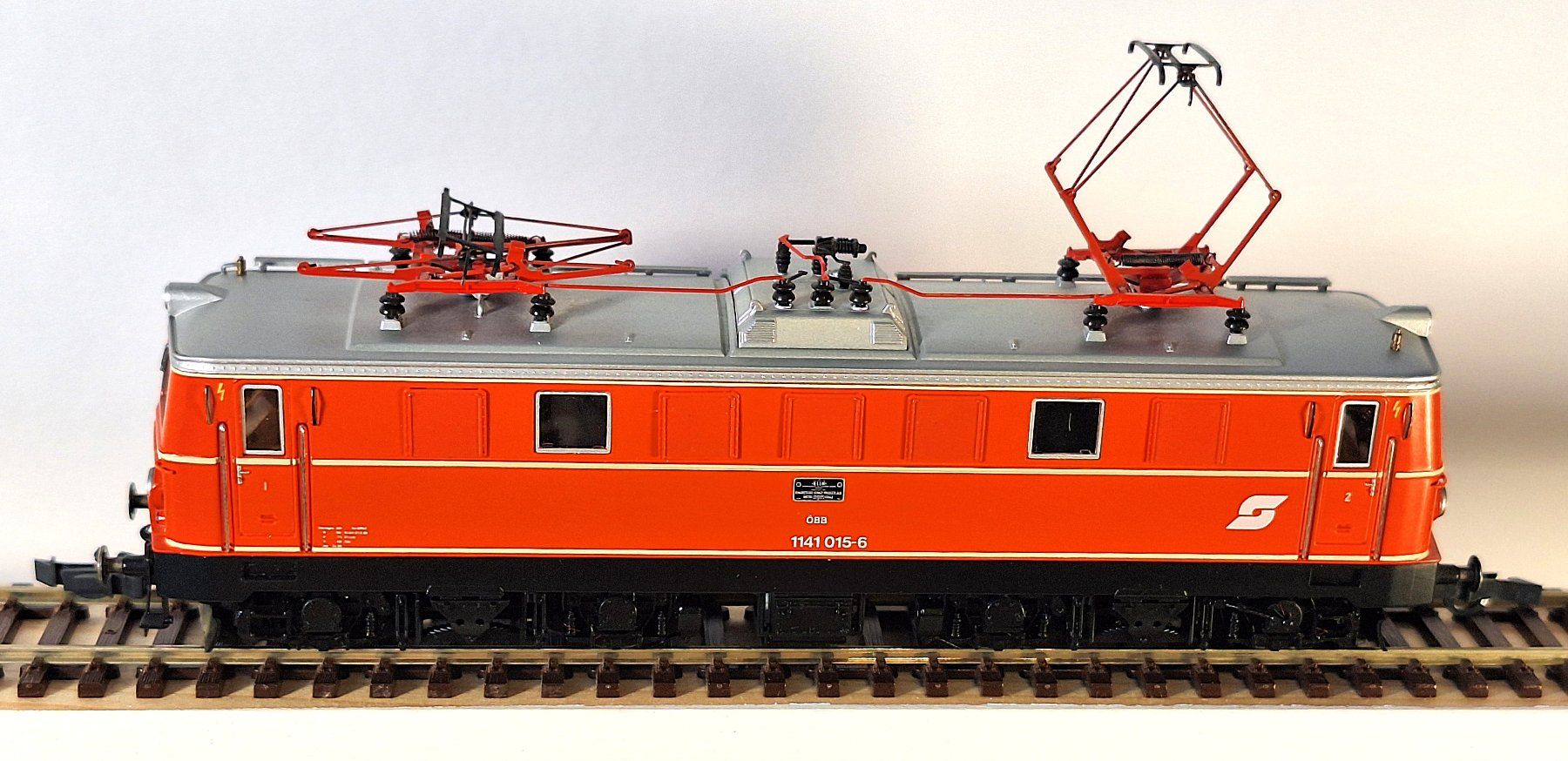Roco Modellini di ferrovie: ÖBB 1141 mit Mitteleinstiegwagen Jaffa-Lackierung – Usato da Bern venduto da BahnliebhaberRe420 3