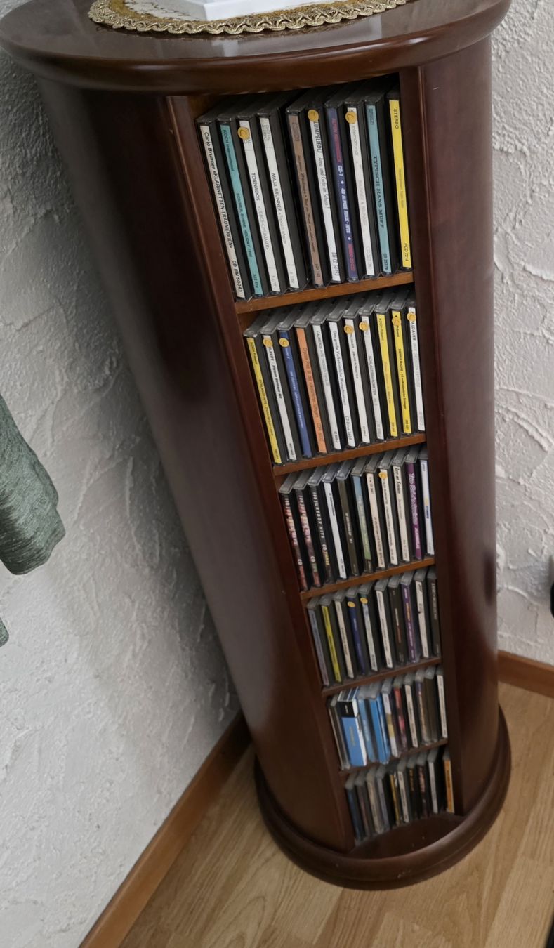 Scaffali: CD Regal Rundholz dunkelbraun gebraucht – Usato da Densbüren venduto da Cornelia166