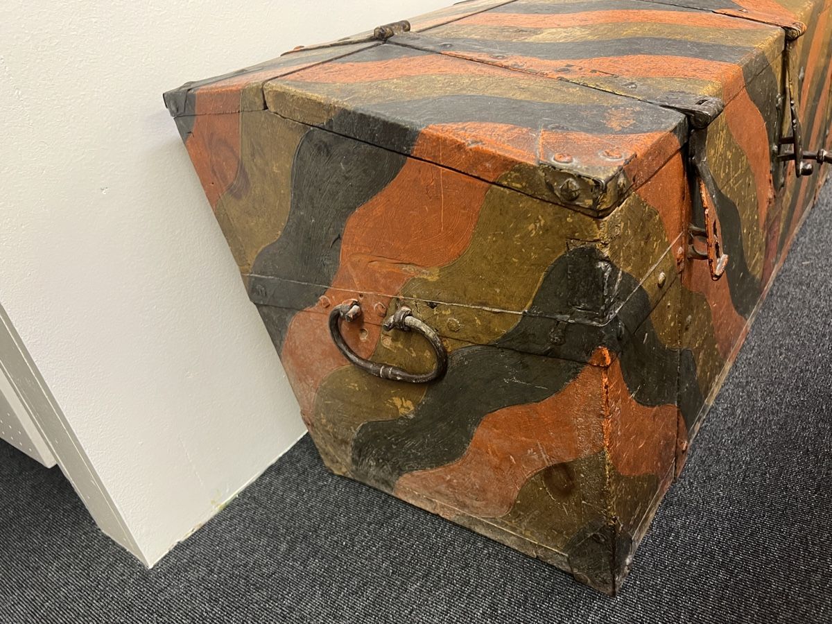 Cassapanche: Museale Harnisch Truhe – Usato da Gossau SG venduto da Keller-Antiques 3