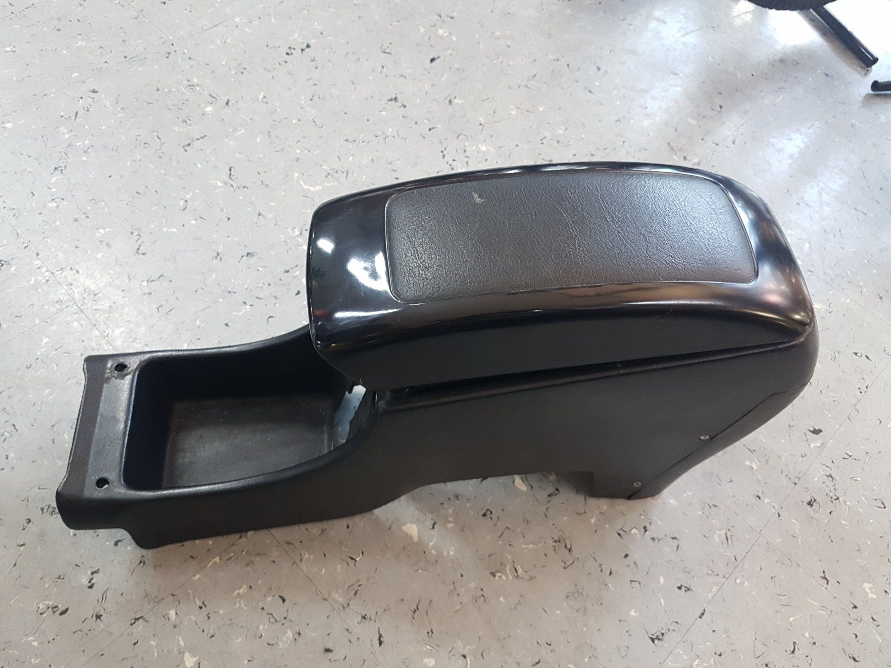 Tutti pezzi di ricambio auto: Auto Mittel Konsole Universal Armlehne – Usato da Oberägeri venduto da 455
