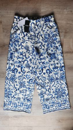 Pantalon léger et large CHICOREE motifs fleurs bleues, NEUF