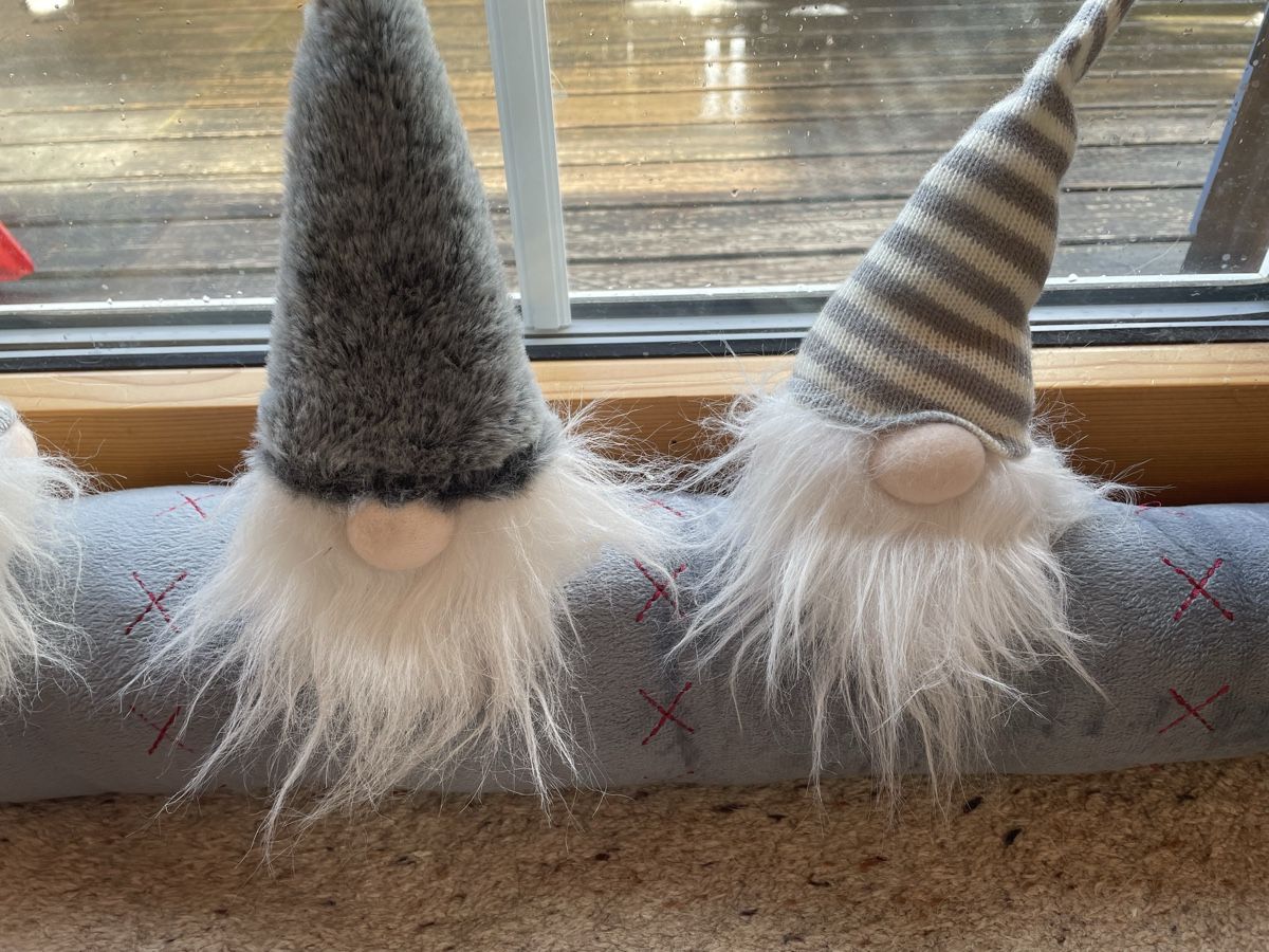 Tutte le decorazioni: Festive Gnomes Draft Stopper - Keep the Cold Out! – Nuovo (secondo la descrizione) da Buttikon SZ venduto da trzurigo 1