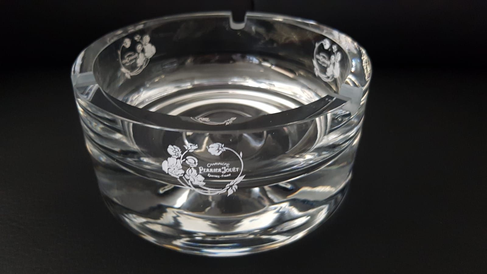 Portacenere: Aschenbecher PERRIER JOUET 12cm. – Nuovo (secondo la descrizione) da Zürich venduto da ata_c8nh