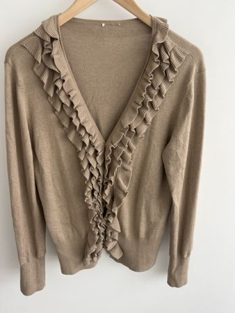 Beige Strickjacke mit Rüschen, Grösse 40/42, Baumwolle.