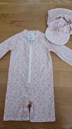 Badeanzug H&M mit Hut Blumenmuster Grösse 98/104