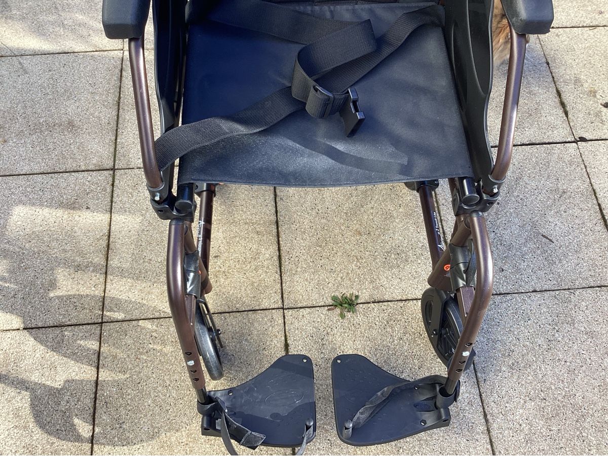 Sedie a rotelle: Transport- / Reiserollstuhl Invacare Action 2 Transit Lite – Usato da Arlesheim venduto da san_w9vr 2