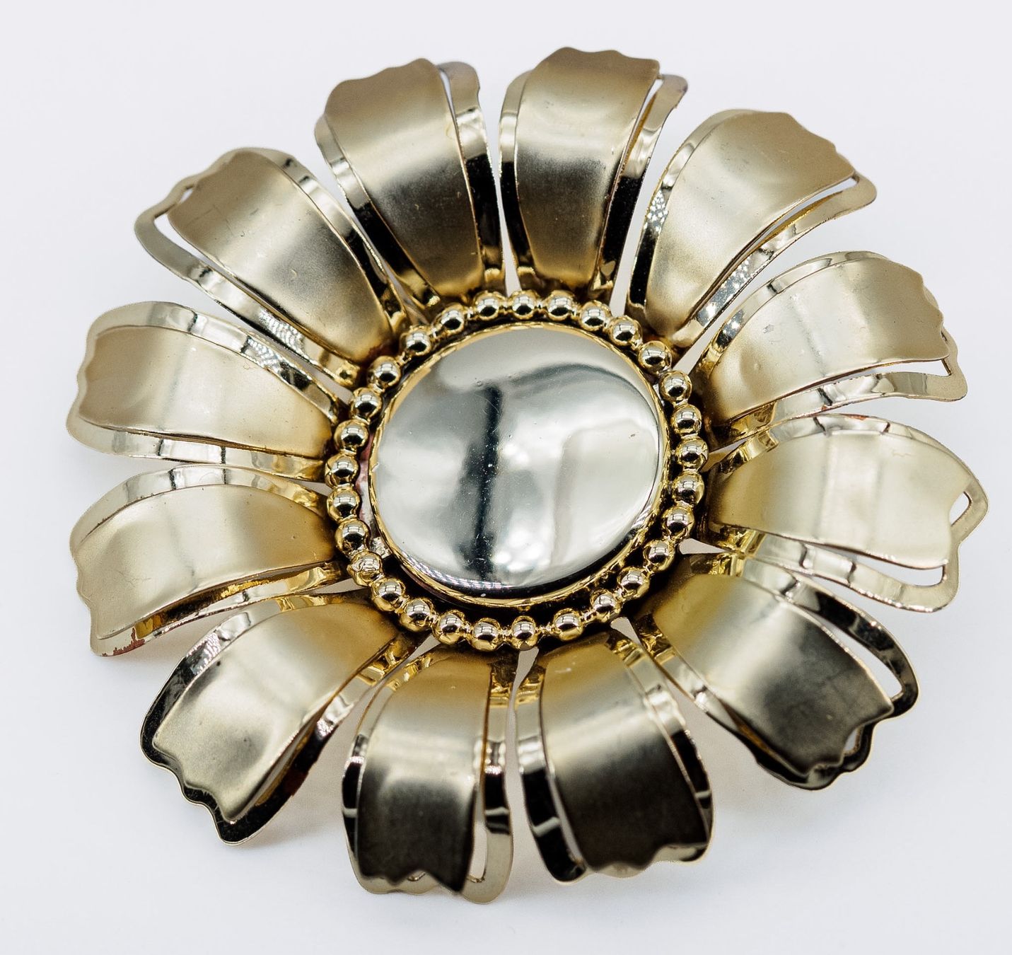Spille & Fermagli: Vintage 60er Statement Brosche; grosse goldfarbene Blüte – Usato da Zürich venduto da nostalgic_treasures 2