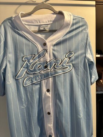 Karl Kani Retro Baseball Jersey – Hellblau/Nadelstreifen – M