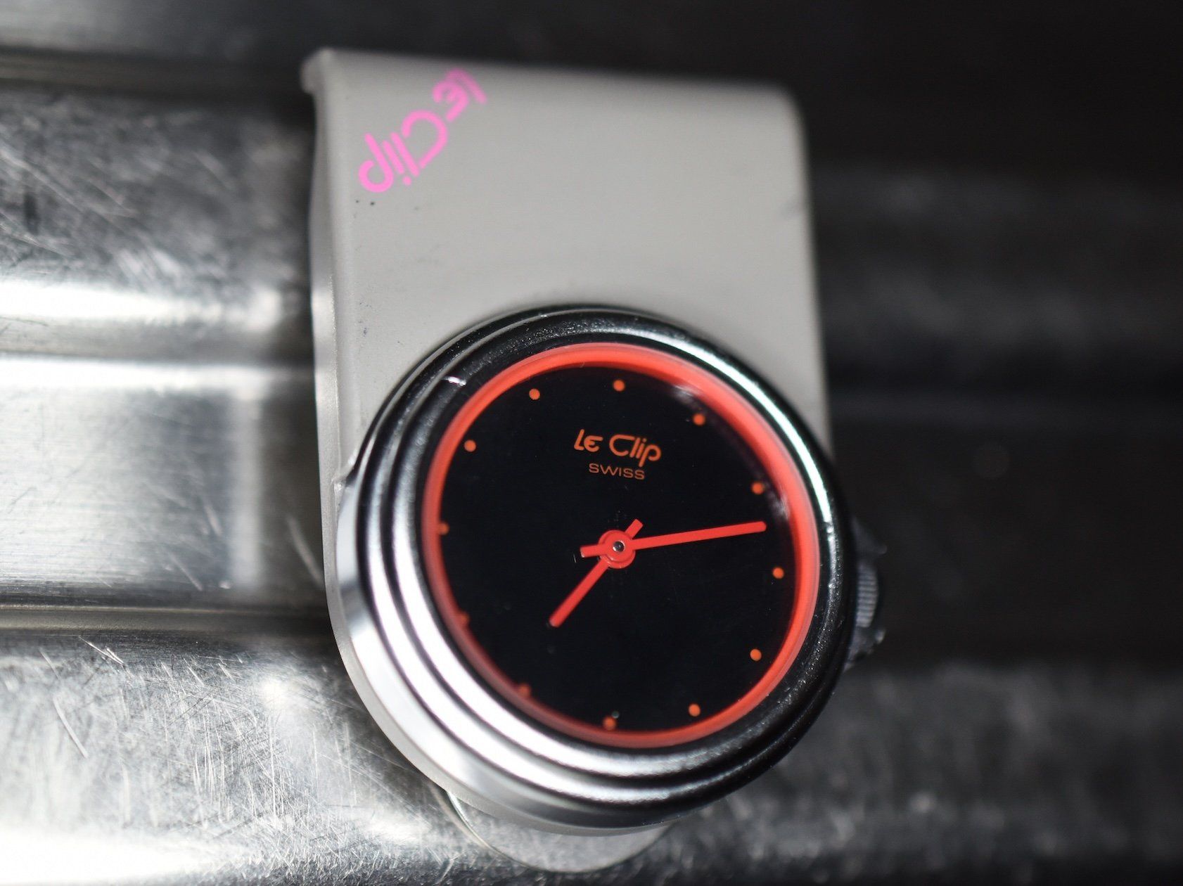 Orologi: LeClip, Die Anklemmuhr, schwarz rot grau, Std Min – Usato da Emmen venduto da renerich 3