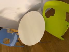 Kindertisch und zwei Stühle