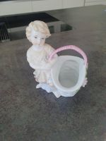Niedliche Frühlings-Figur/Blumenkorb aus Porzellan