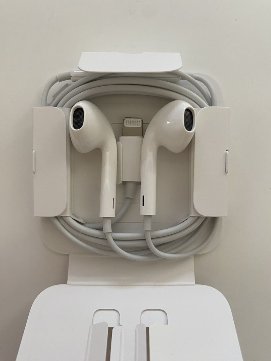 Apple Kopfhörer: Apple EarPods mit Lightning-Anschluss – Neu (gemäss Beschreibung) aus Bassersdorf von jeh99