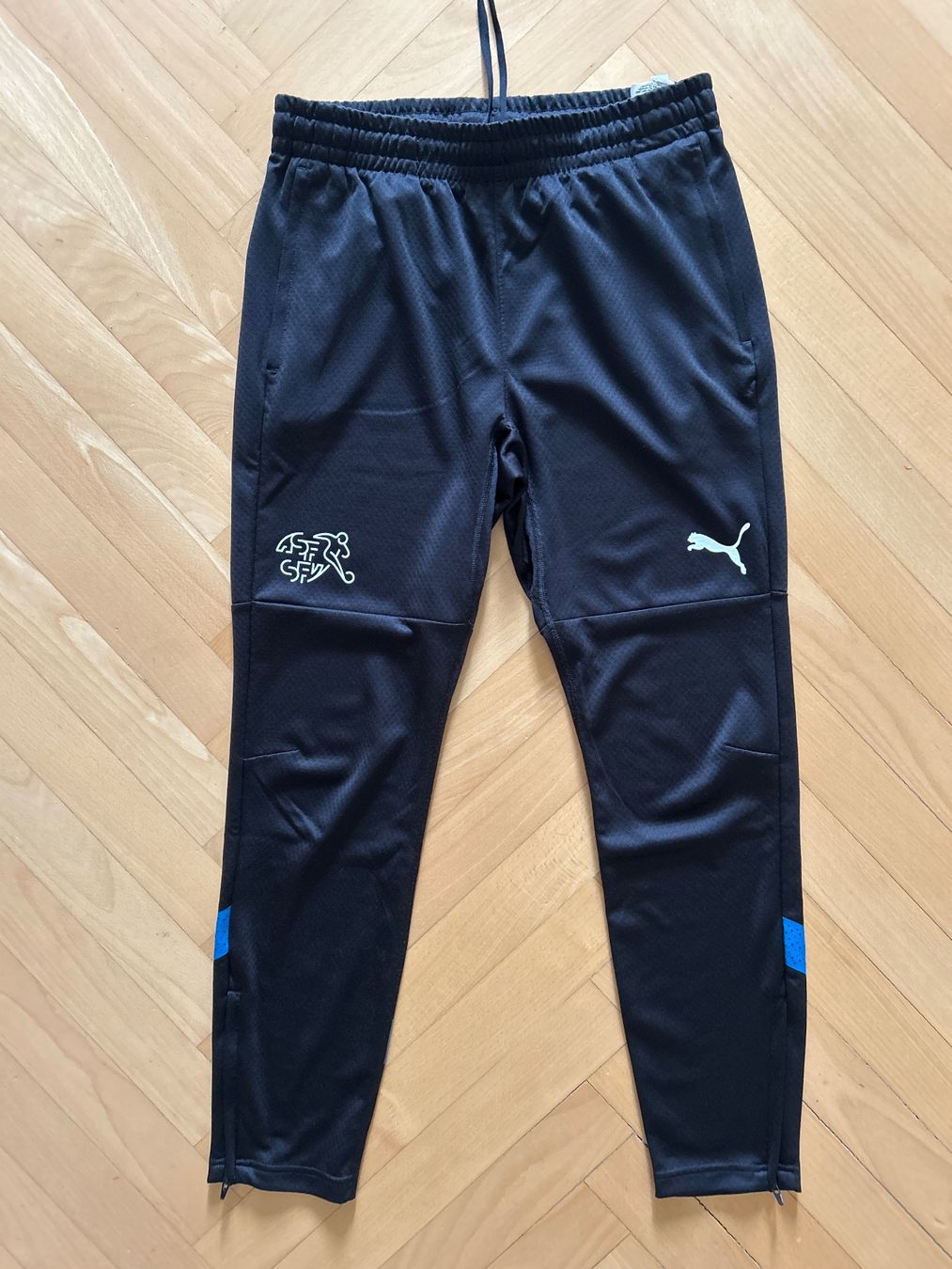 Schweizer Nati Canottiere & Pantaloni: PUMA SFV Schweizer Nati Set NEU ORIGINAL VERPACKT – Nuovo e nell'imballaggio originale da Luzern venduto da Sunnysmile0511 5