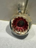 Antike, kleine Reflex-Kugel, silberfarben mit rotem Innern
