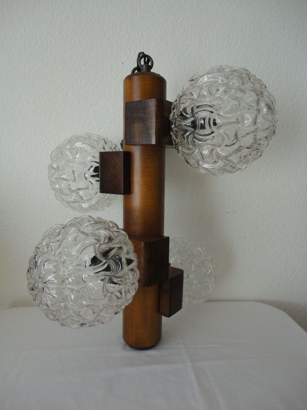 Lampes: Vintage Deckenlampe;Holzstab/4Glaskugeln+Metallbaldachin70er – D'occasion à zürich par parts5060