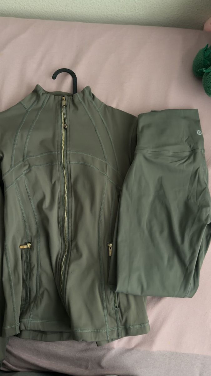 Lululemon Jacken: Ensemble veste et legging Lululemon – Gebraucht aus Crissier von eld_gkq6