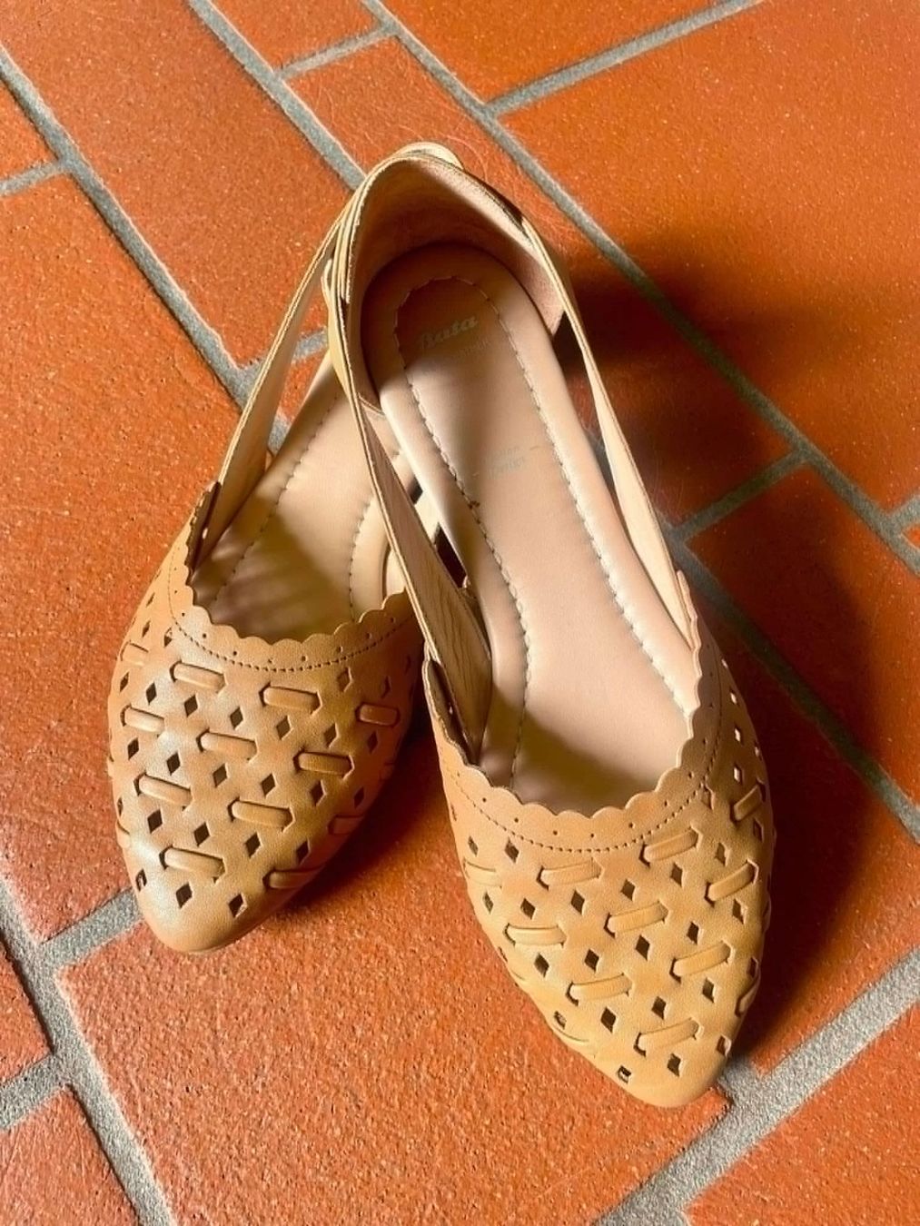 Scarpe da donna: BATA Leather Ballerinas 38 – Usato da Claro venduto da sof_pkm8