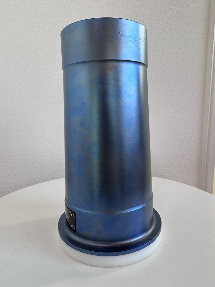 Vasi & Recipienti: Titanium E190 Axle Sleve Vase Embraer Flugzeugteil Aviatik – Usato da Luzern venduto da dannaddannad 2