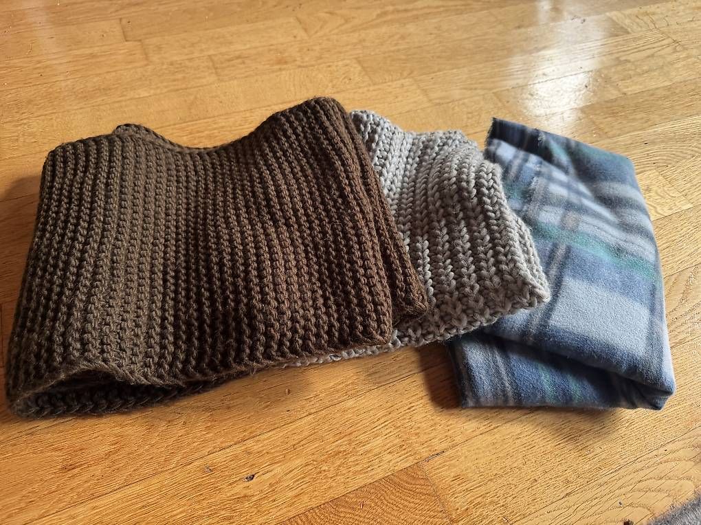 Foulards & écharpes: 3 Halstücher, das dunkle Halstuch ist selbstgestrickt  – D'occasion à Grindelwald par hintkar