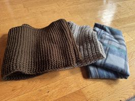 3 Halstücher, das dunkle Halstuch ist selbstgestrickt 