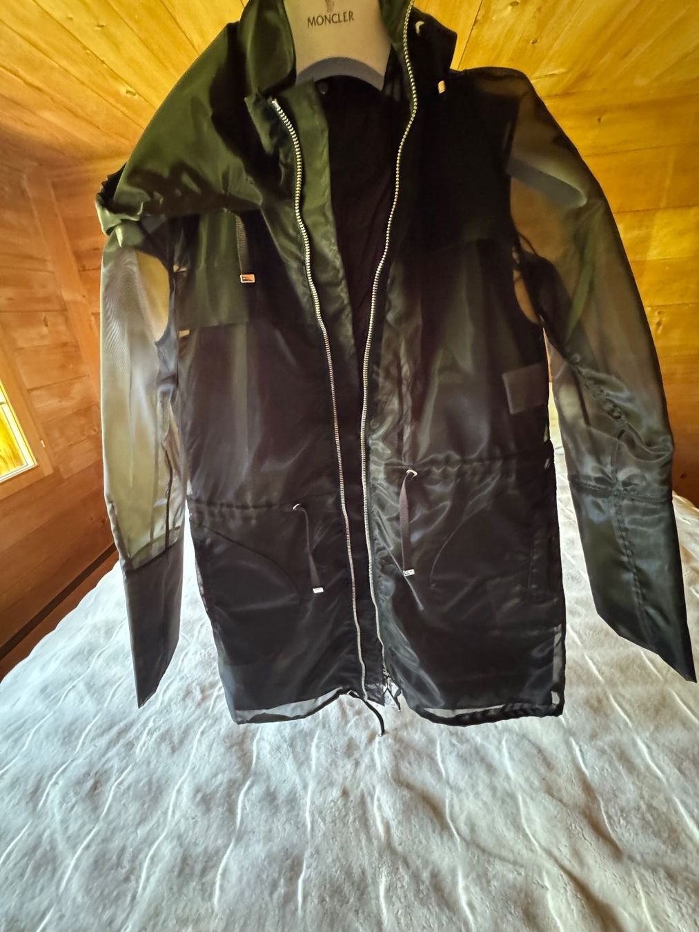 Moncler Giacche: Moncler Doumerc White Logo Hooded Jacket – Usato da Grund b. Gstaad venduto da ReLuxe 8