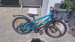 Vélo CUBE bleu pour enfant, 20 pouces, idéal été.